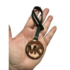 MICHAEL KORS GOLD MK LOGO CHARM / OLIVE GREEN LEATHER STRAP HANDBAG FOB Hang Tag